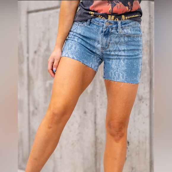Judy Blue Midrise Denim Snake Print Cut Off Short - Picture 1 of 11